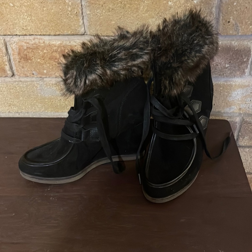 Black fur trimmed wedge boots